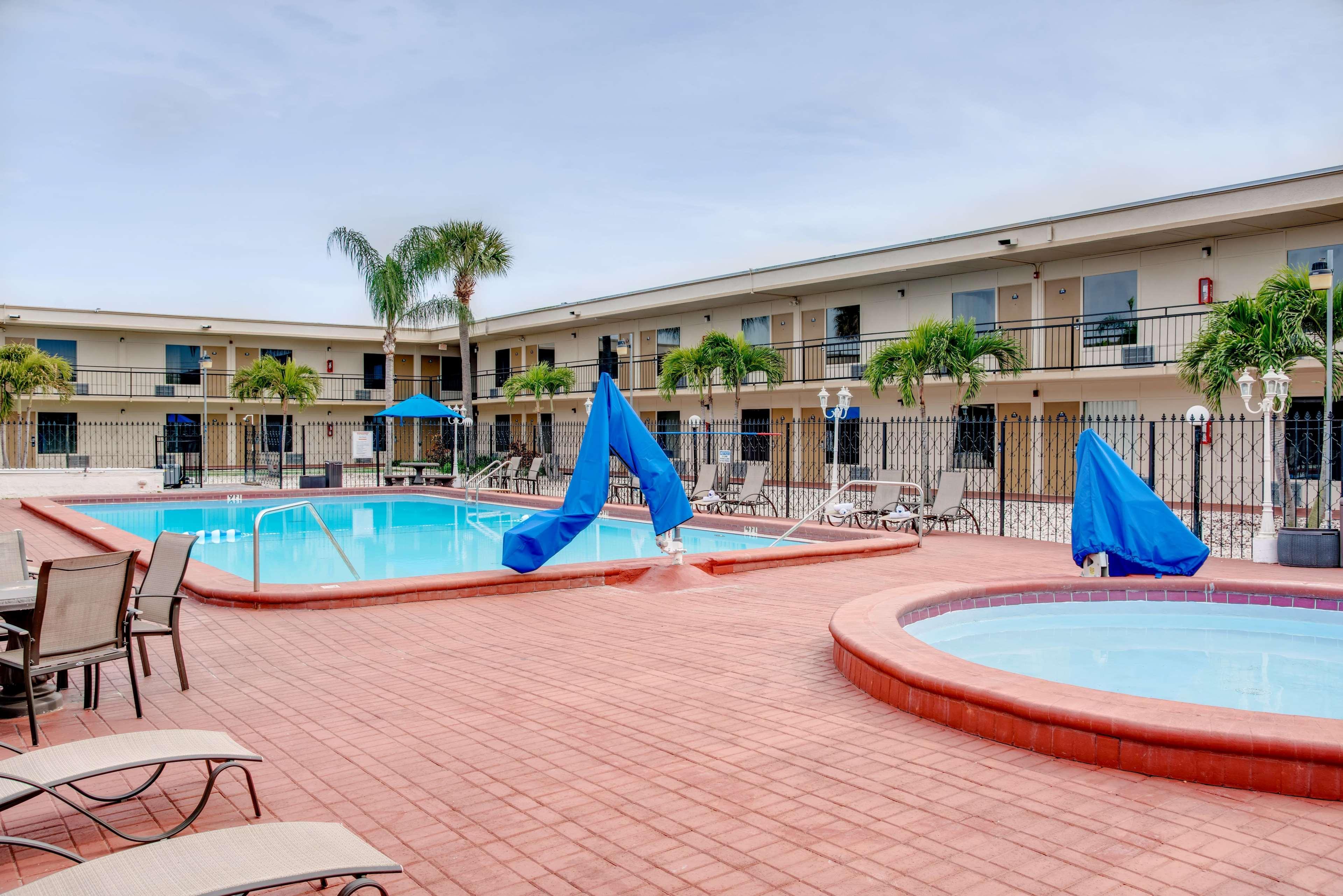 Super 8 By Wyndham St. Petersburg Exterior foto