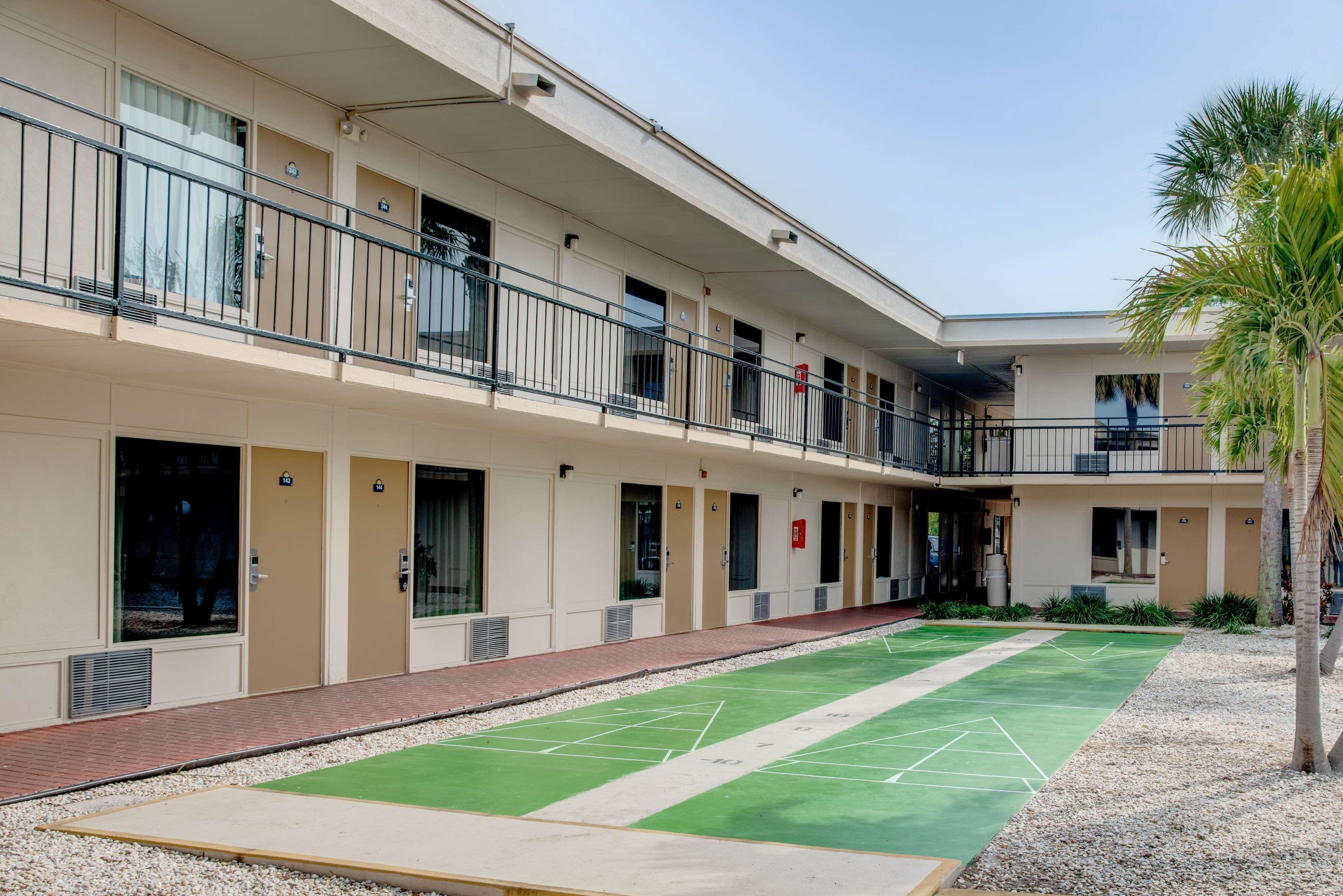 Super 8 By Wyndham St. Petersburg Exterior foto