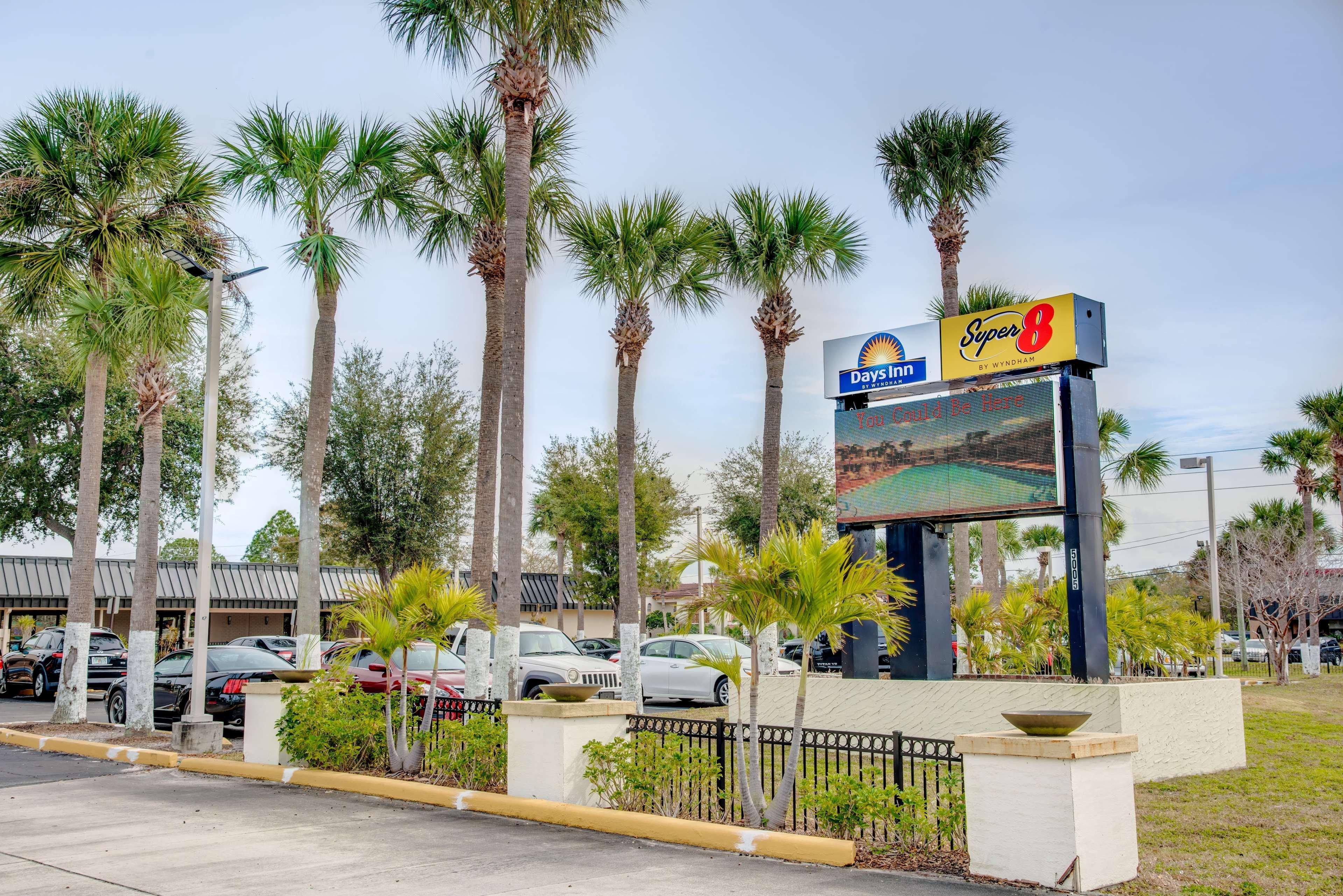 Super 8 By Wyndham St. Petersburg Exterior foto