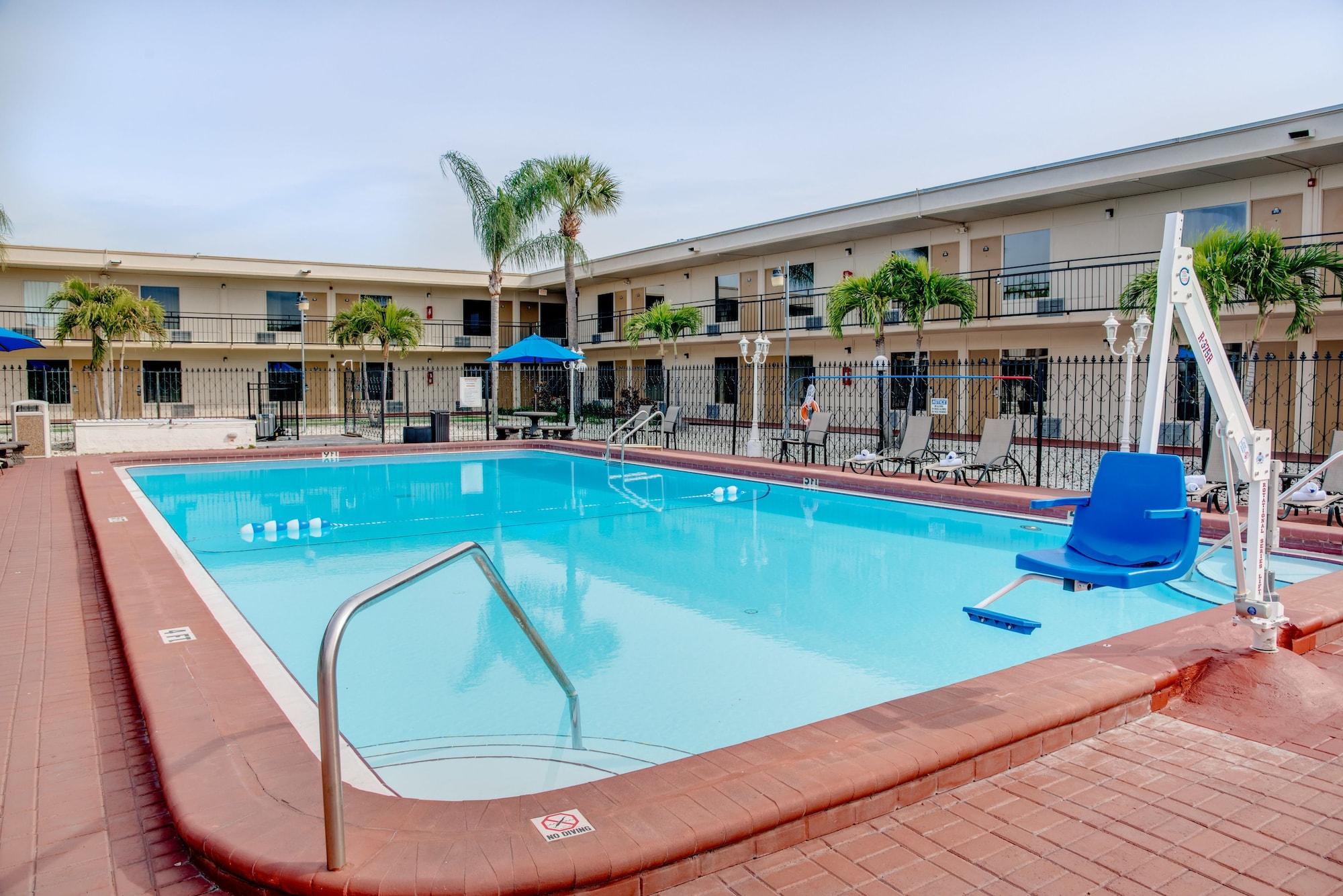 Super 8 By Wyndham St. Petersburg Exterior foto