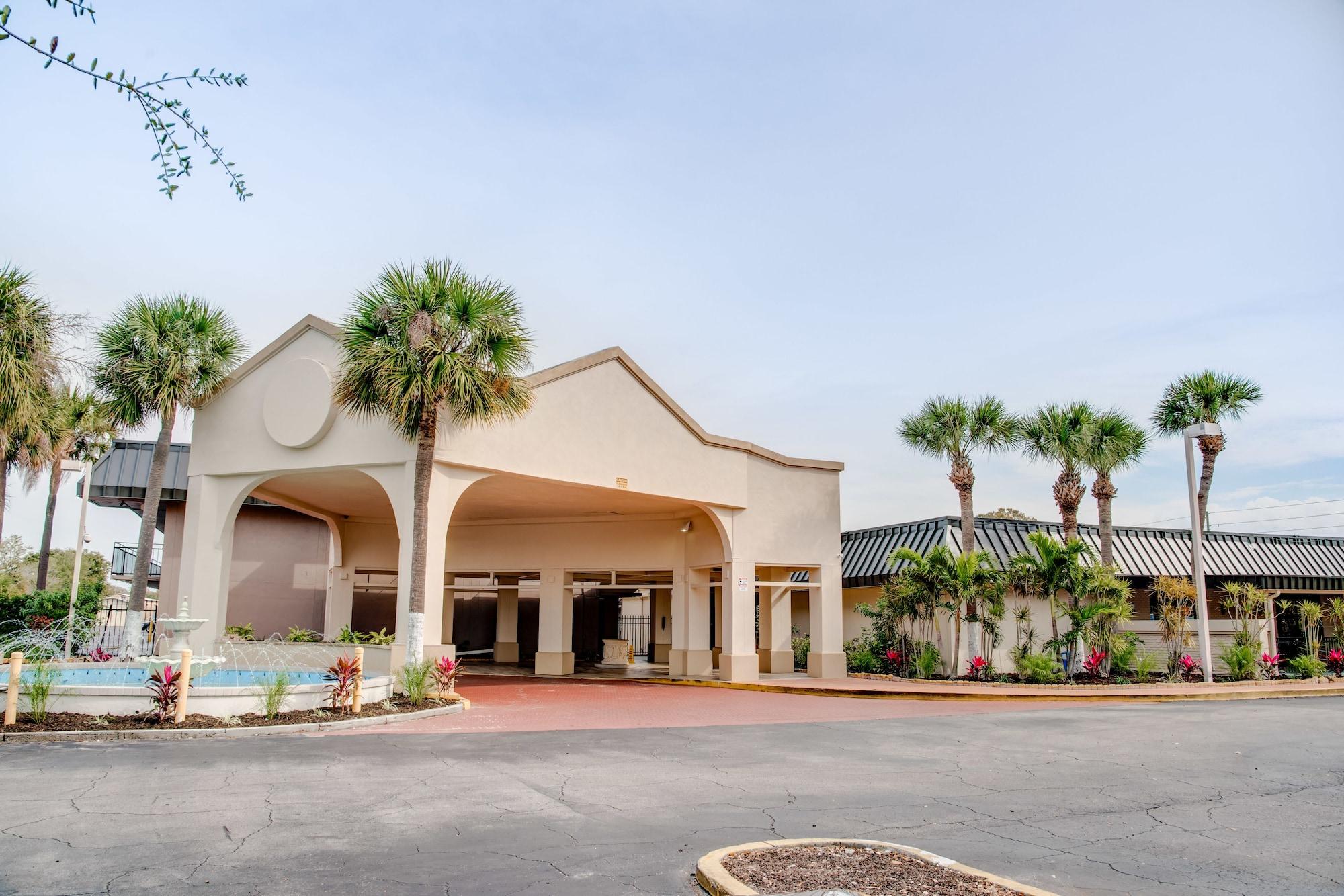 Super 8 By Wyndham St. Petersburg Exterior foto